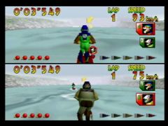 Duel entre Ryota Hayami et Dave Mariner dans la course Drake Lake du jeu Wave Race 64 sur Nintendo 64 (Wave Race 64)