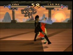 Lao Ma tente d'embrocher Xena lors d'un combat dans le jeu Xena Warrior Princess - the talisman of fate sur Nintendo 64 (Xena: Warrior Princess: The Talisman of Fate)
