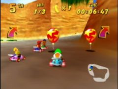 Les cadeaux rouges sont des items d'attaque. (Diddy Kong Racing)